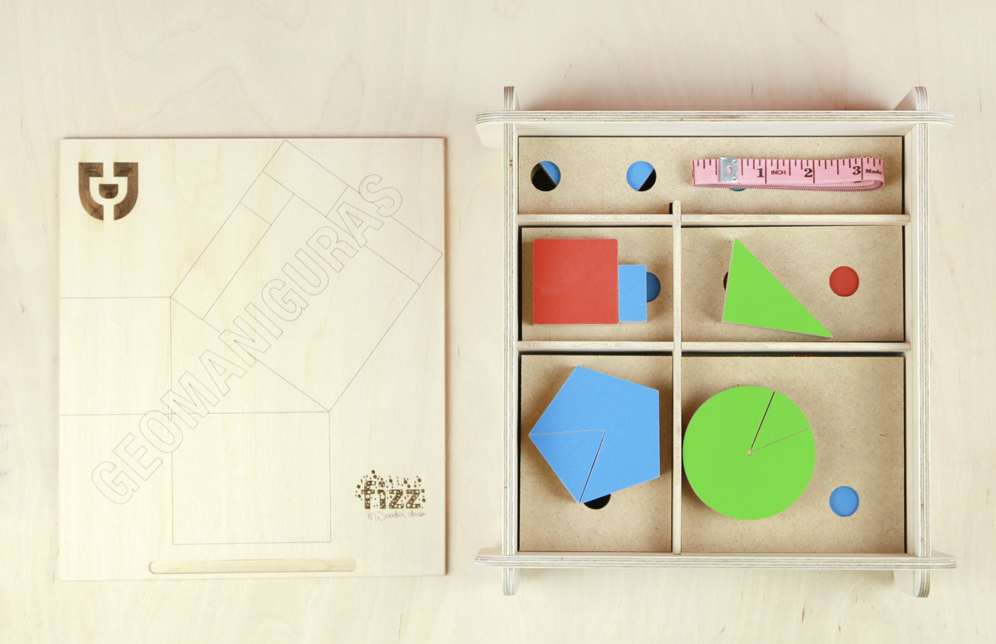Caja de Geomaniguras cerrada y abierta con todas las piezas de colores en sus compartimentos